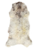 Mehrfarbiges britisches Lammfell, ca. 120 × 55 cm, von oben fotografiert: genau das Fell, das Sie erhalten