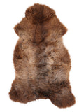 Mehrfarbiges britisches Lammfell, ca. 130 × 65 cm, von oben fotografiert: genau das Fell, das Sie erhalten