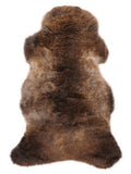 Braunes Lammfell, ca. 105 × 60 cm, von oben fotografiert: genau das Fell, das Sie erhalten