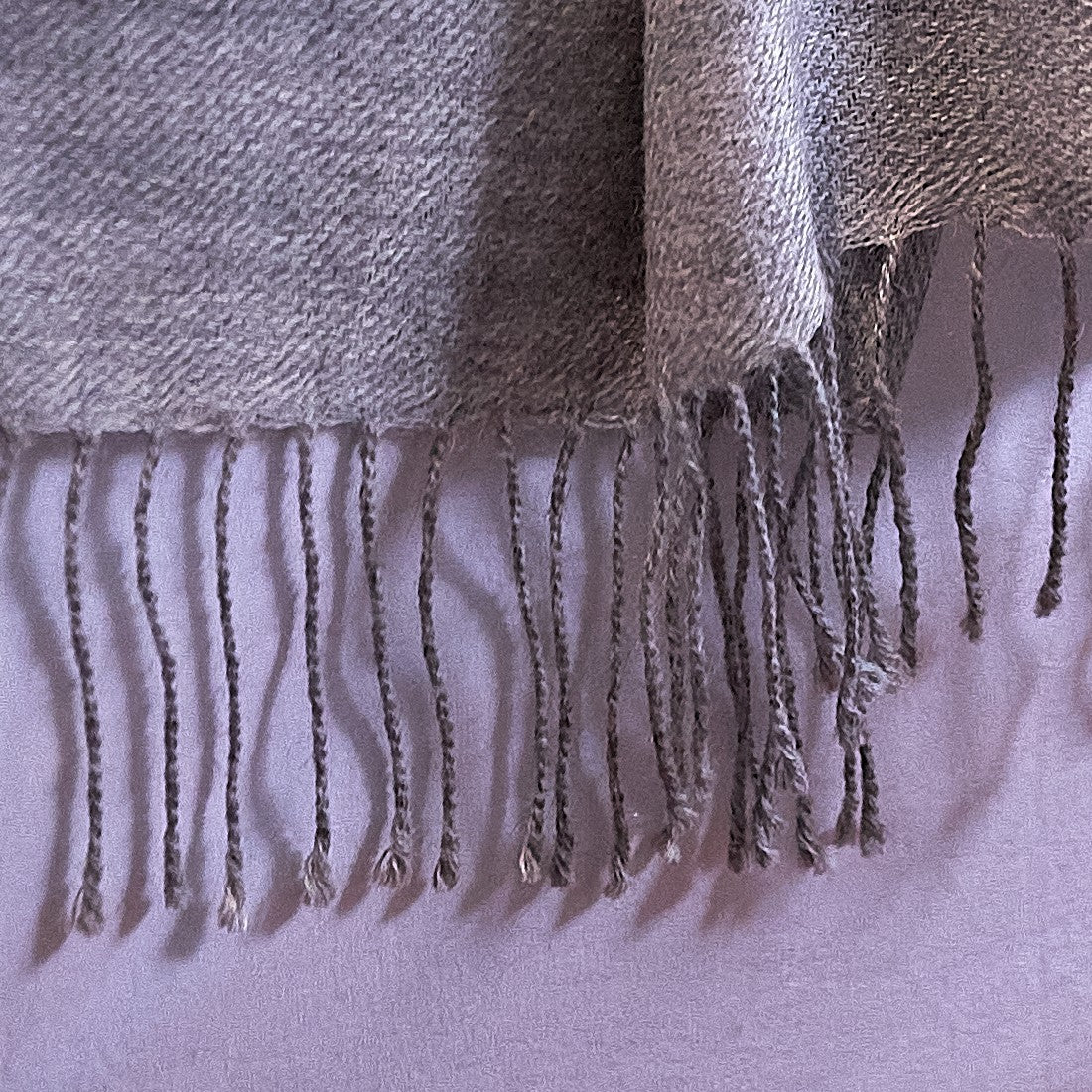 Plaid „Classic Bouclé“ aus Baby-Alpaka – Detail