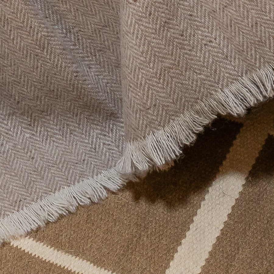 Plaid „Mountain Haze“ aus Alpaka & Merinowolle – Detail