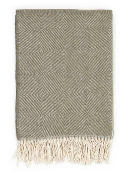 Plaid „Rune“ in Oliv, gefaltet